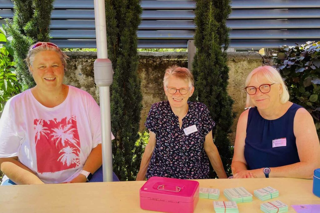 Hospizlauf Gartenfest 3 Damen an der Kasse