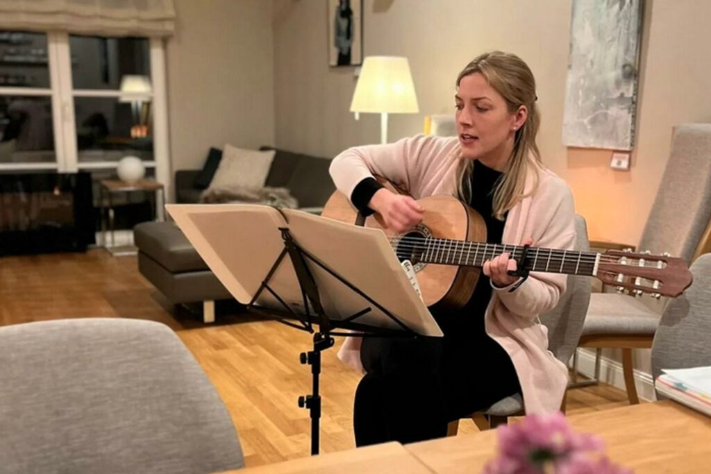 Hopiz-Trier-Miriam-spieltv Gitarre für unsere Gäste