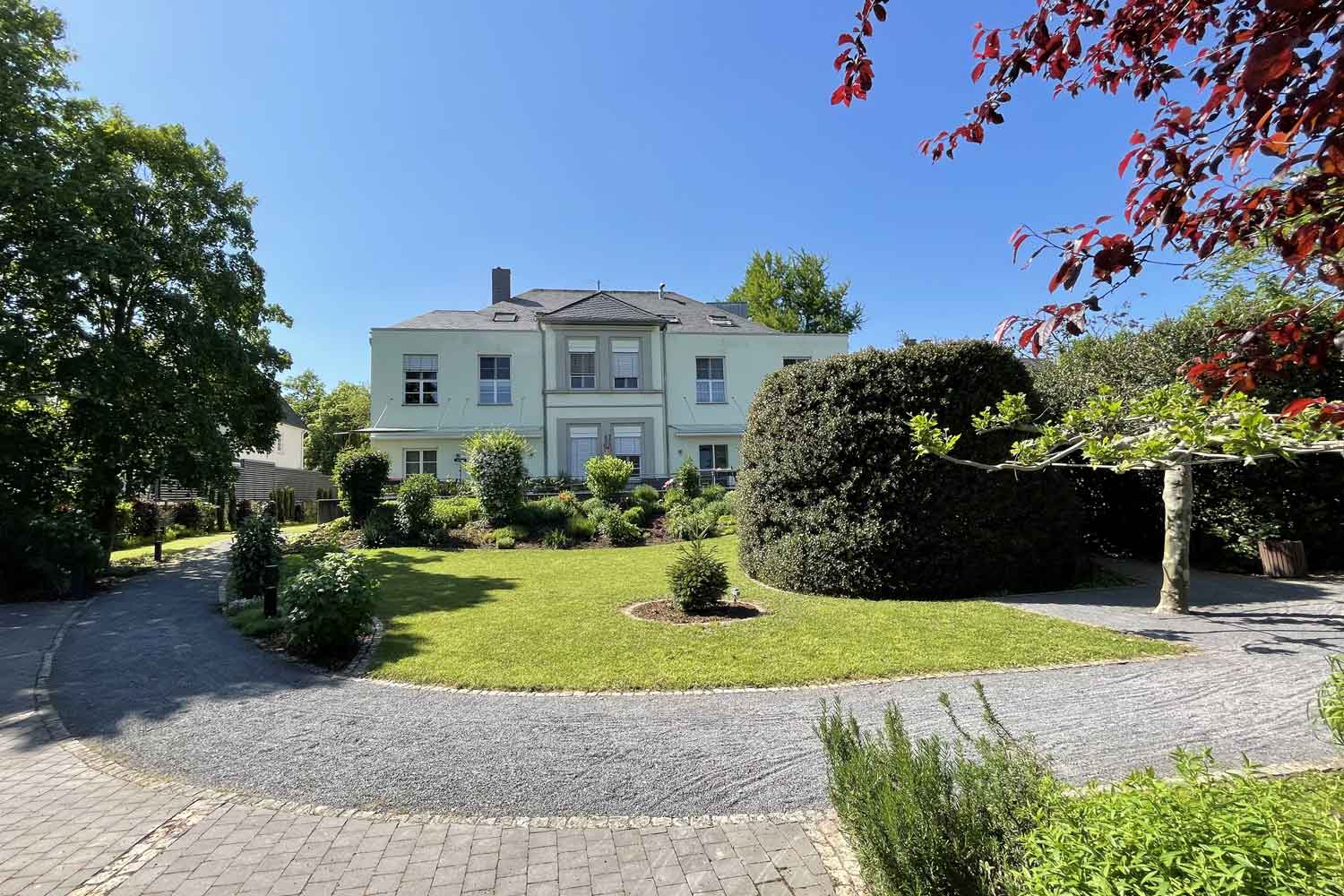 Hospiz-Trier-Stationär-Garten-mit-Haus