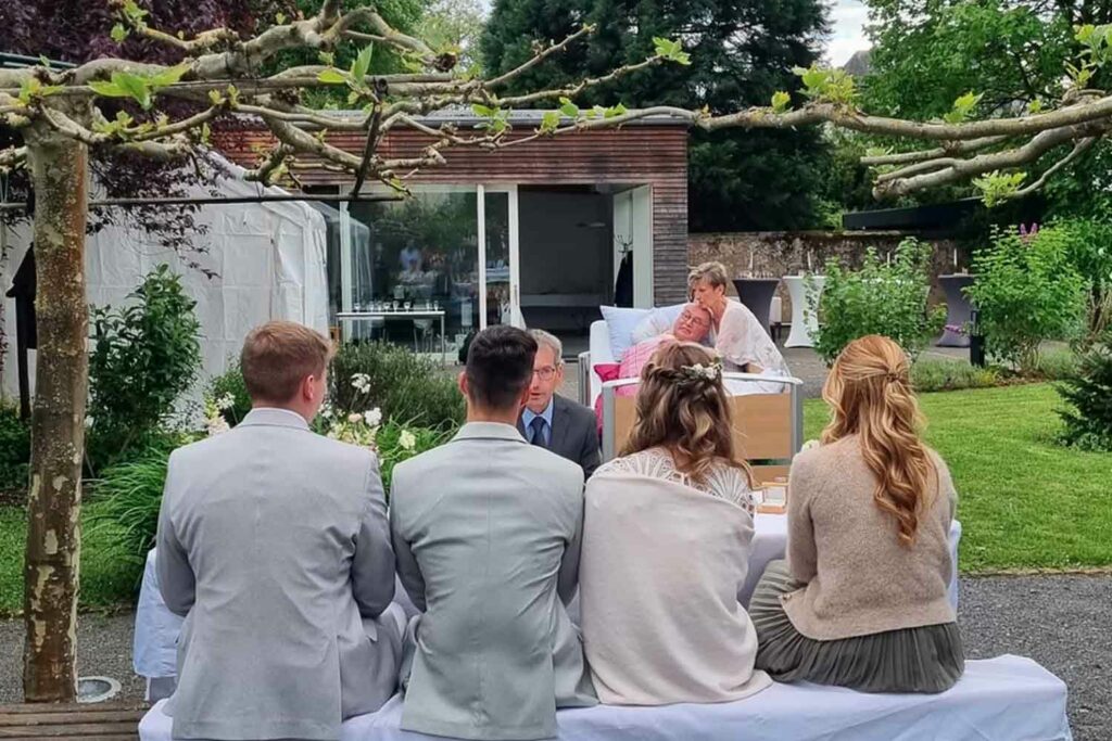 Im Hospizgarten-feiern wir eine Hochzeit