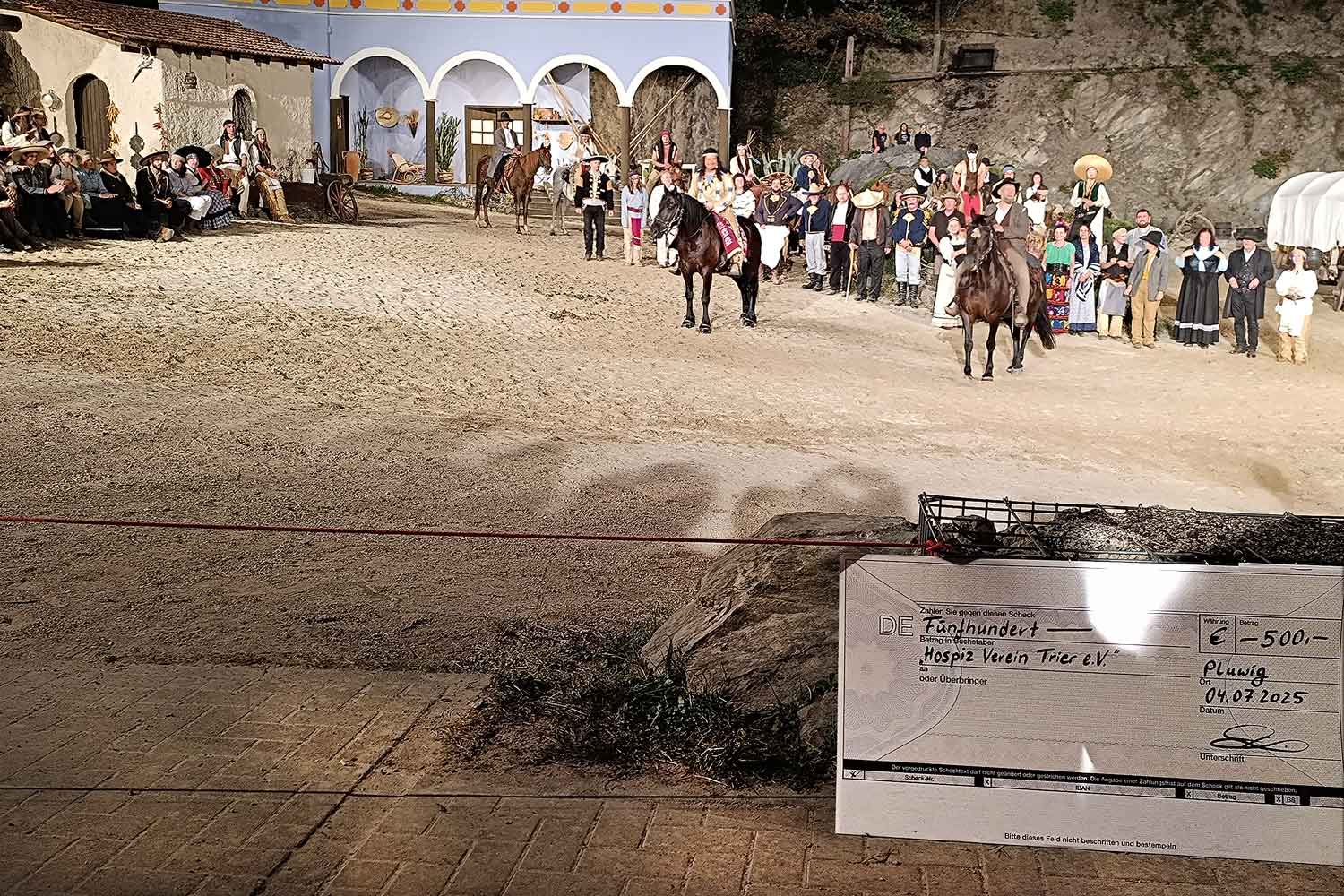 Hospiz-Trier-dankt den Karl-May-Freunden für die -Spende